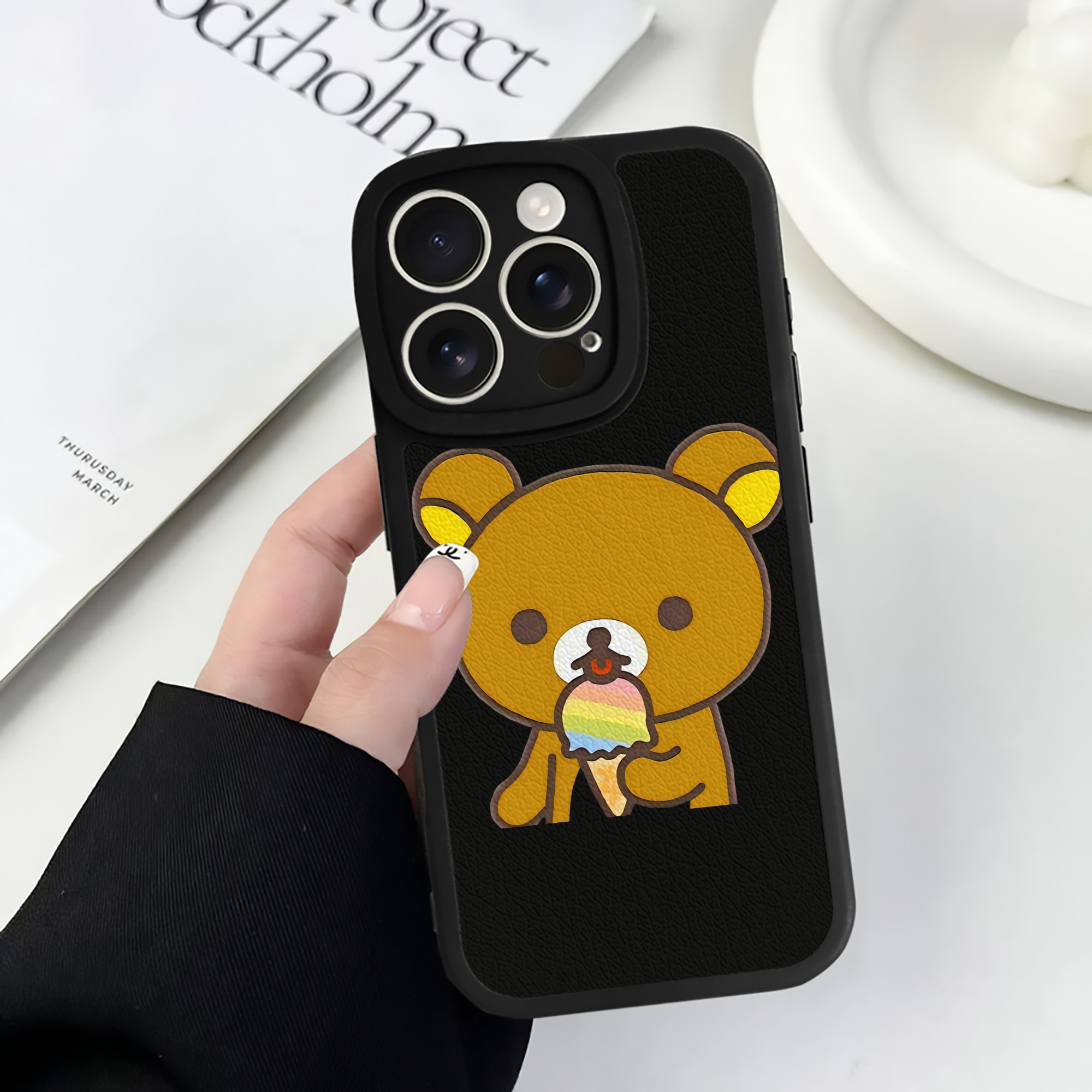 （画像用） リラックマ リラックマ キイロイトリ Rilakkuma Korilakkuma Kiiroitori 【iPhone 16シリーズ対応】シリコンスマホケース（レザー調） 材質：シリコン